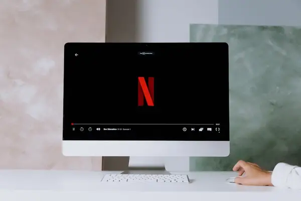 Bilde av forskjellige streamingtjenester på en dataskjerm