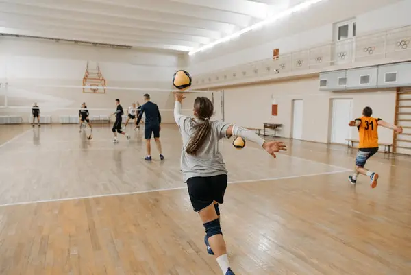 Idrettsutøvere som varmer opp på banen før kamp