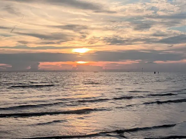 vakker solnedgang over havet