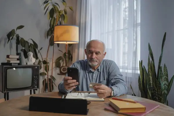 Forretningsmann som holder smarttelefon