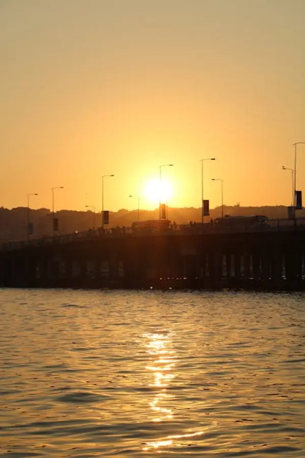 rolig innsjø ved solnedgang med stille vann