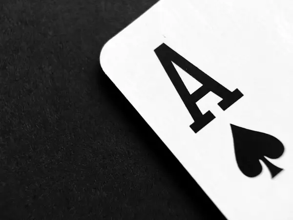 Kortspillbord med pokerchips og kort