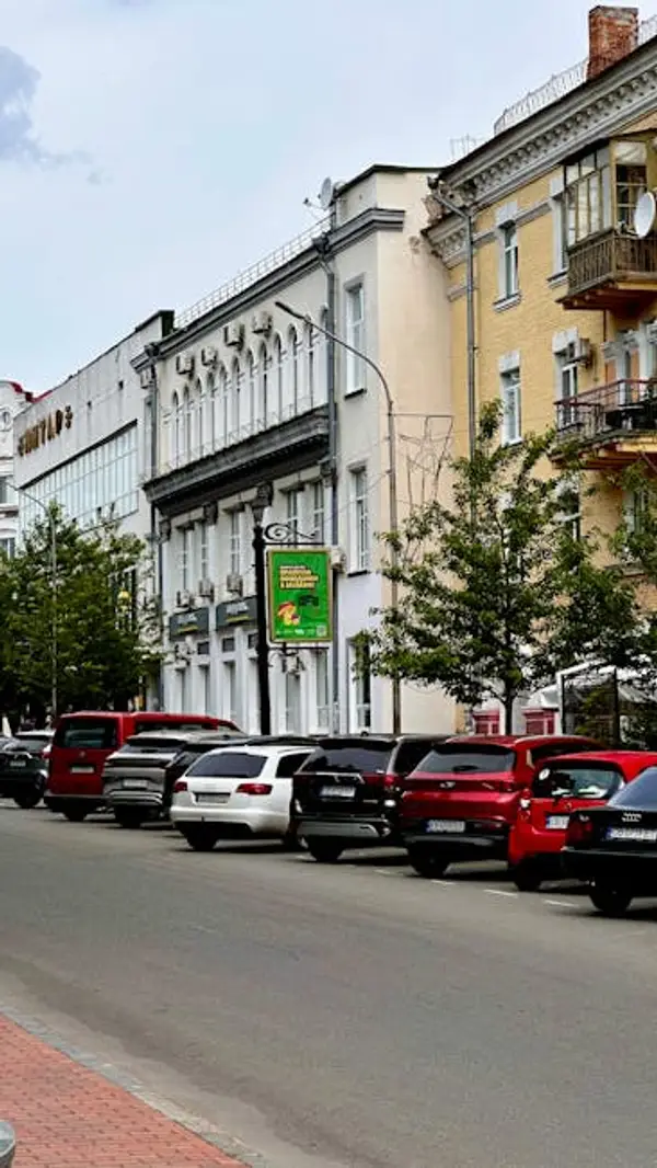 biler parkert i byen