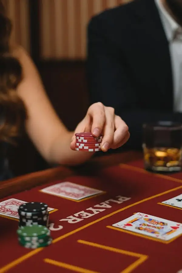 Casino chips på et bord