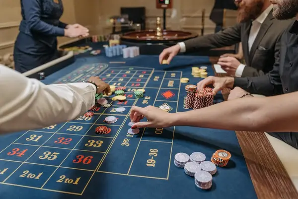 Mennesker som spiller på et casino