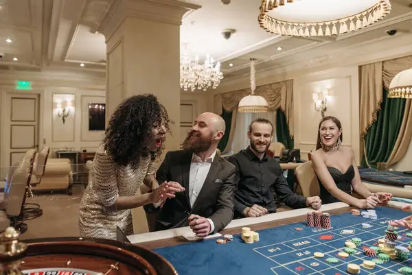 Spillbord hos et casino med kort og sjetonger