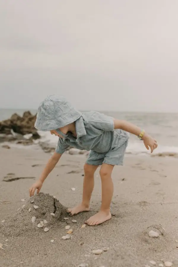 Barn som leker på stranden under sommerferien