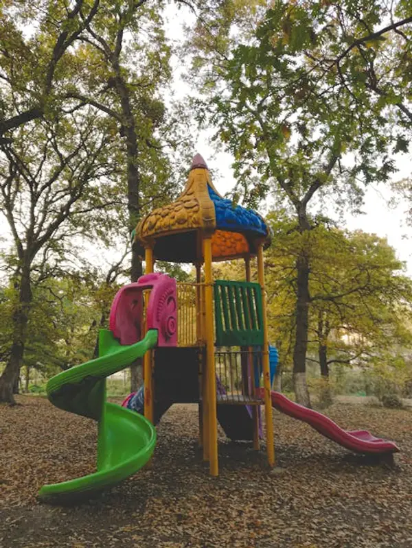 barn som leker i en park med sykkel