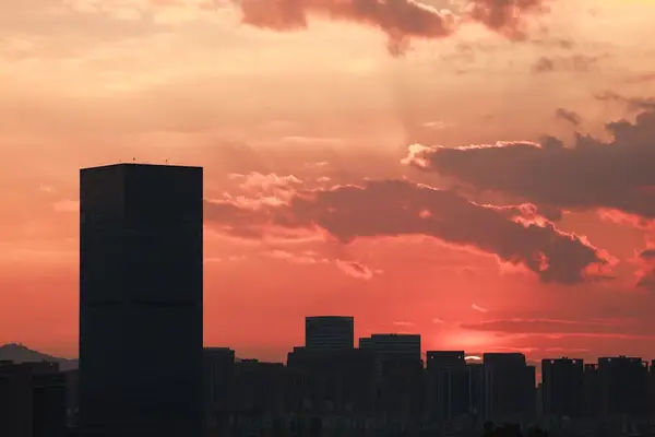 bybilde ved solnedgang