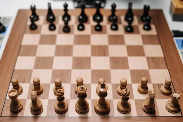 En konkurransedyktig gaming-oppsett med flere skjermer og tastatur