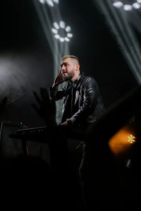 publikum som nyter live musikk