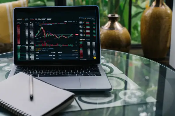 En person som handler kryptovaluta på en laptop