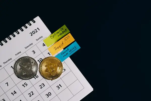 En person som undersøker kryptovaluta og aksjemarkedet.