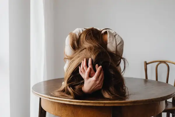 Person som praktiserer pusteøvelser for stressreduksjon