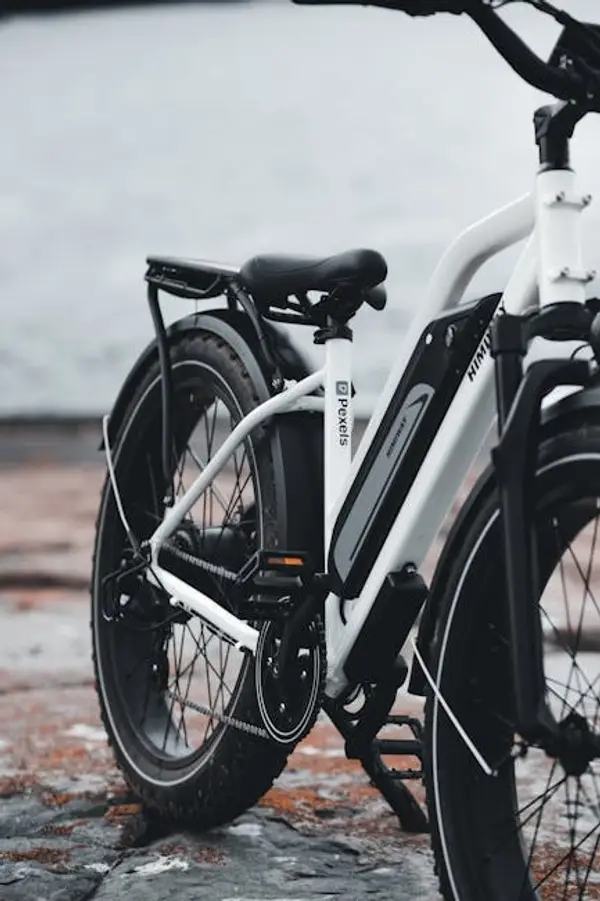 Moderne elektriske sykler og biler