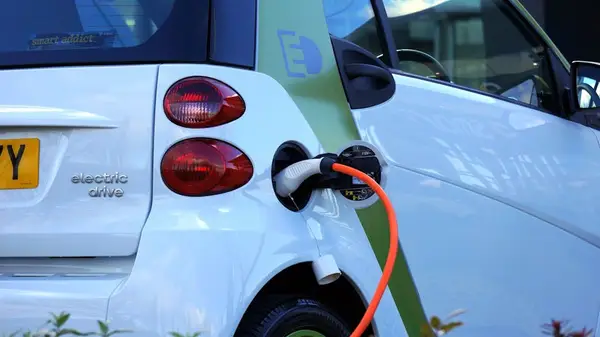 Elektrisk bil på en vei