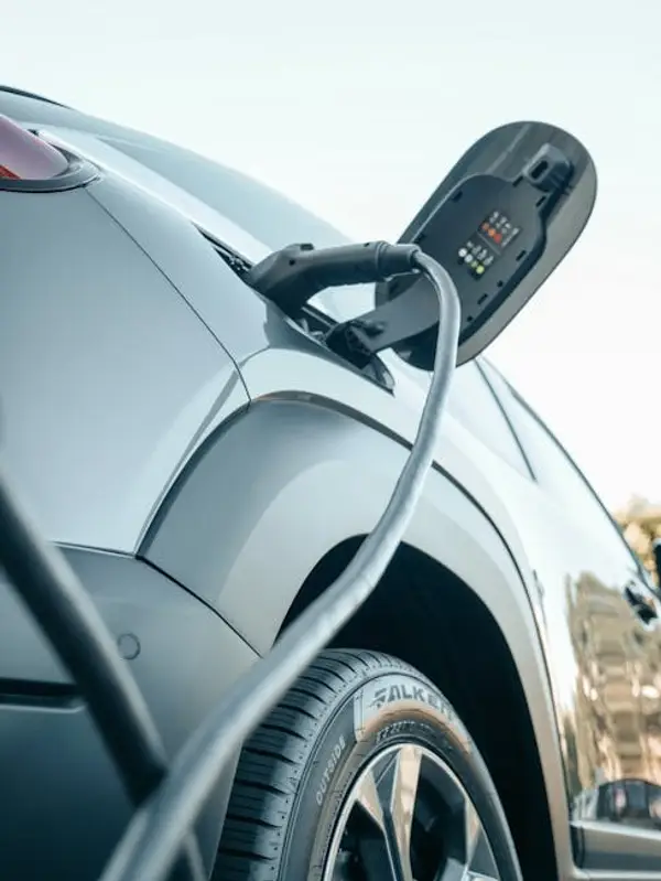 En moderne elektrisk bil i en futuristisk bylandskap