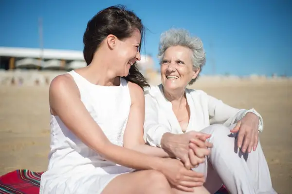 familie som nyter stranden