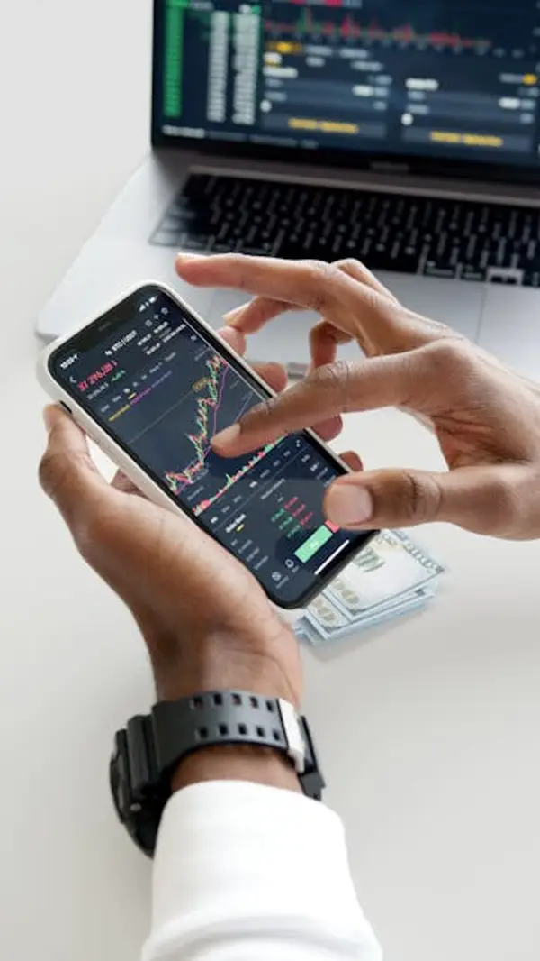 Illustrasjon av moderne finansteknologi med digitale valutaer på skjerm