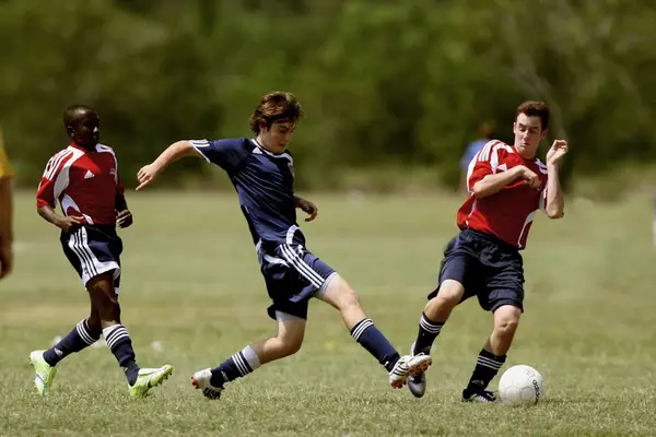 Fotballspillere trener sammen i en idyllisk setting