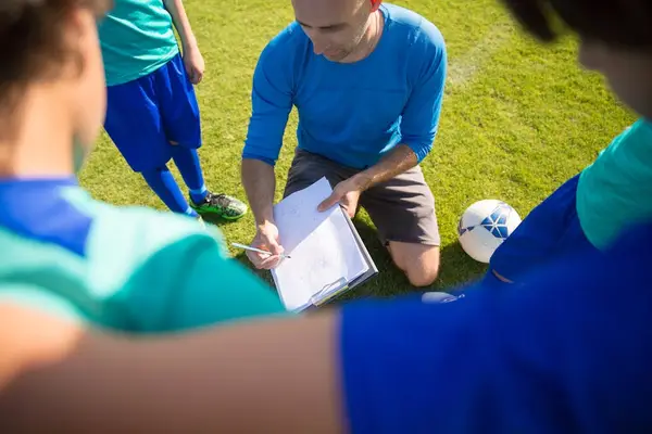 Fotballtrening med unge spillere i aksjon