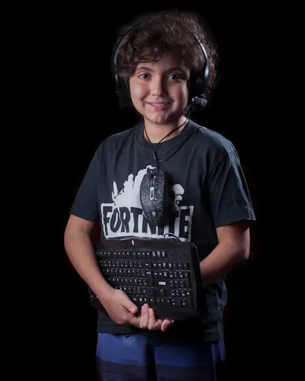 En spiller som gamer Fortnite på PS4