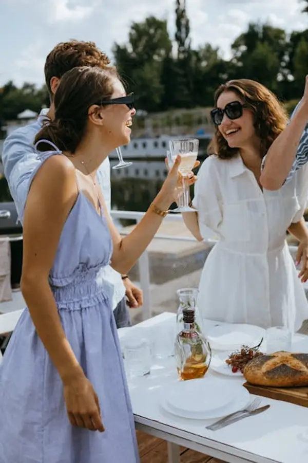 Venner som nyter drinker sammen