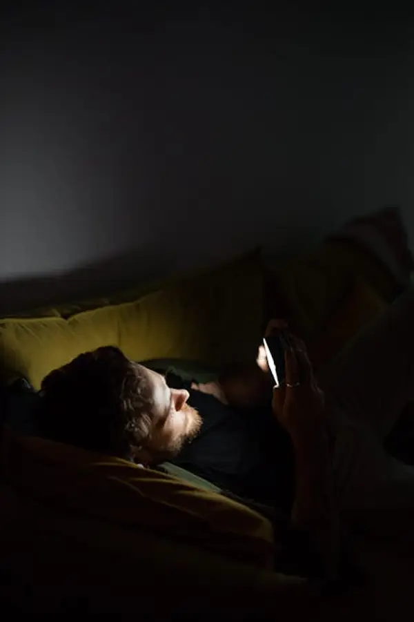 gamer som spiller på mobil