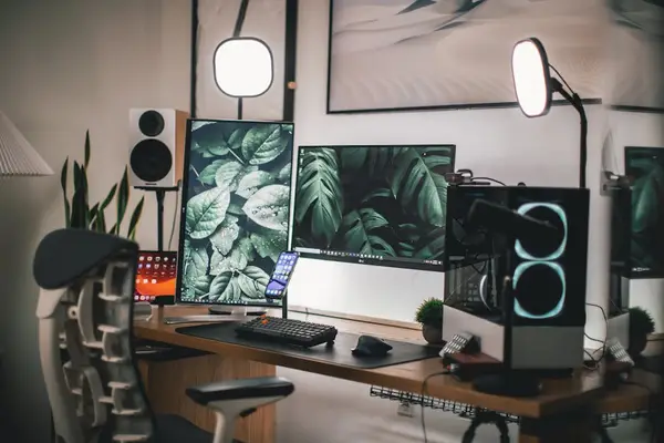Moderne spillsetup med PC og tilbehør