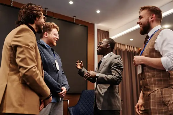 En gruppe profesjonelle diskuterer på et kontor