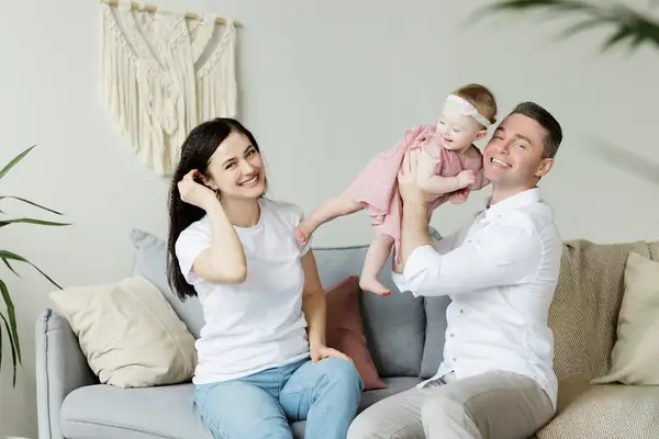 lykkelig familie hjemme