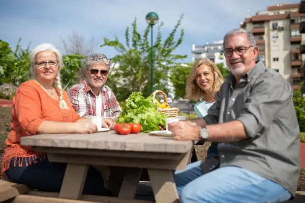 glade familier som nyter piknik