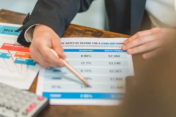 En person ser på boliglån rente på nett