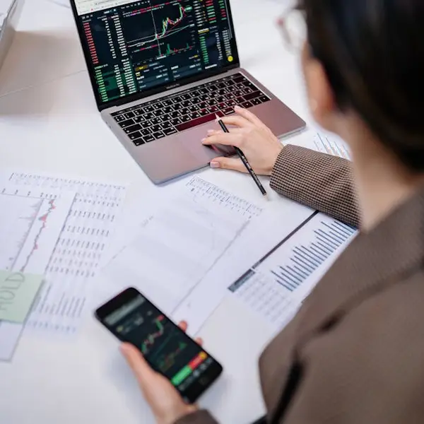 investor som analyserer diagrammer