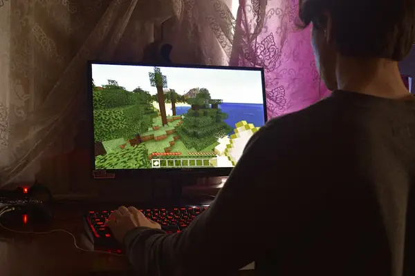 En mann som spiller dataspill hjemme foran en skjerm