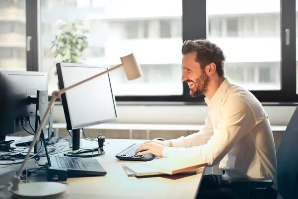 En mann ser på en skjerm som viser et digitalt kunstverk