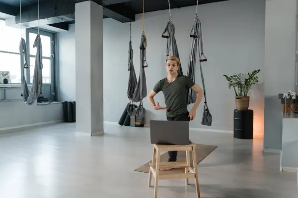Mann som praktiserer yoga i fredelig miljø