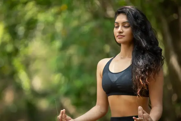Person som praktiserer mindfulness for mental helse