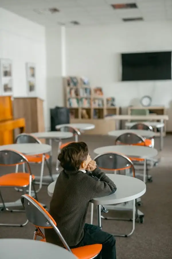 moderne klasserom med studenter som jobber