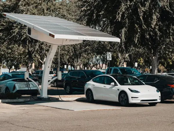 Moderne elektriske biler på vei