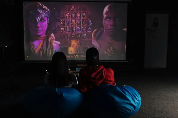 Moderne gaming-oppsett med skjerm og kontroller