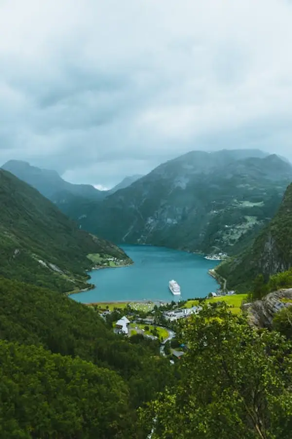 Utforsk De Syv Søstre Fjell i Norge