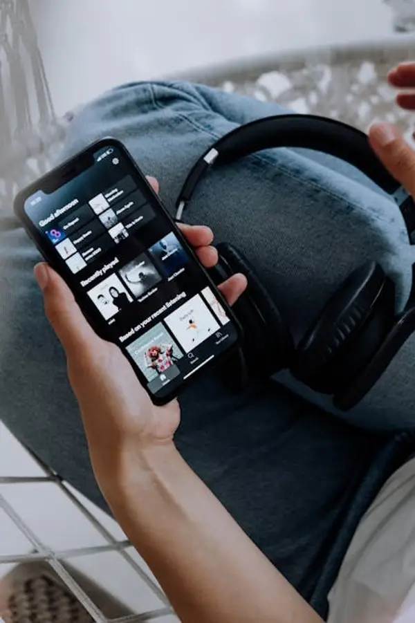 En person som lytter til musikk på en bærbar datamaskin