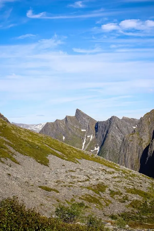 En vakker utsikt over Norges natur med mennesker på elsykler