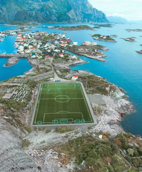 Norsk fotballbane omringet av fjell