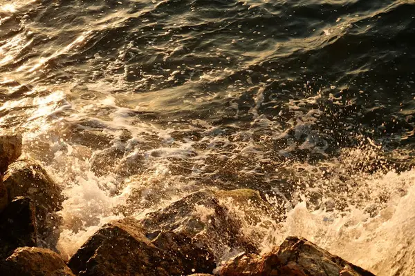 bølger som krasjer mot stranden