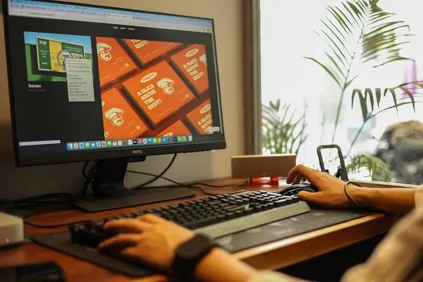 kontor arbeidsplass med laptop
