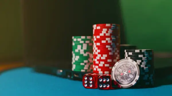 Online casino spill i aksjon med fargerik bakgrunn
