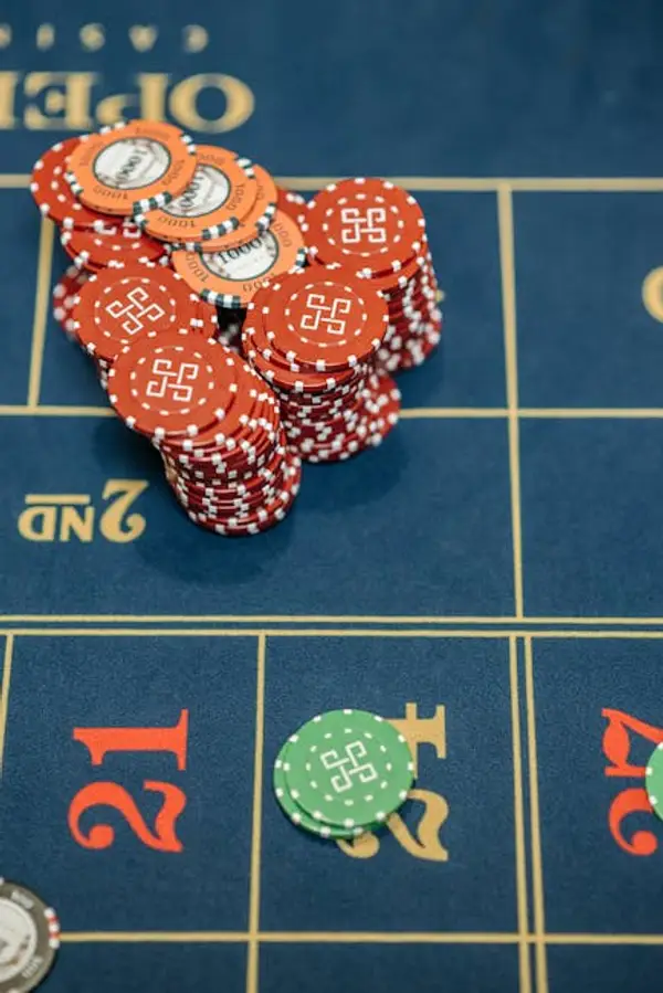 Et bilde av folk som spiller poker sammen