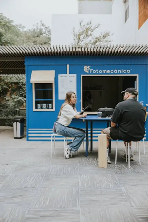 folk som chatter i kafé